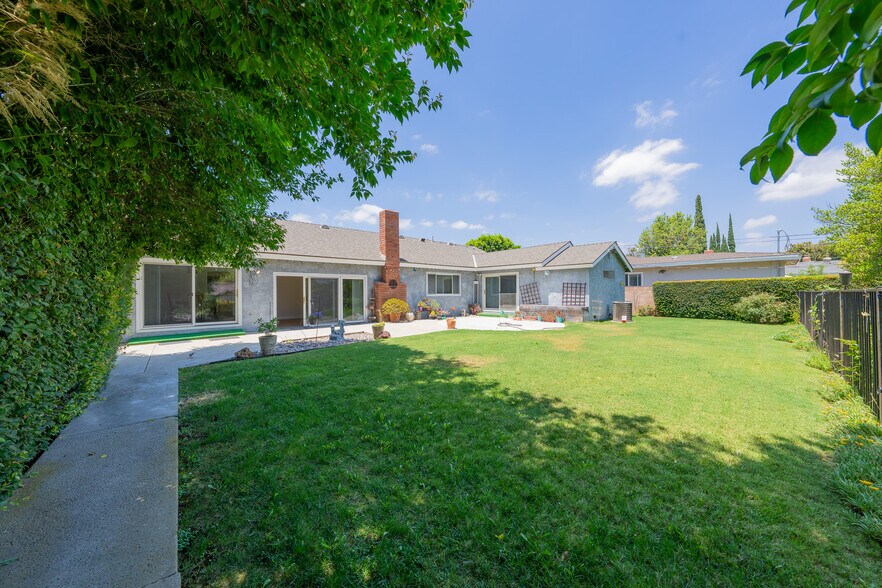 Building Photo - 7852 Bobbyboyar Ave