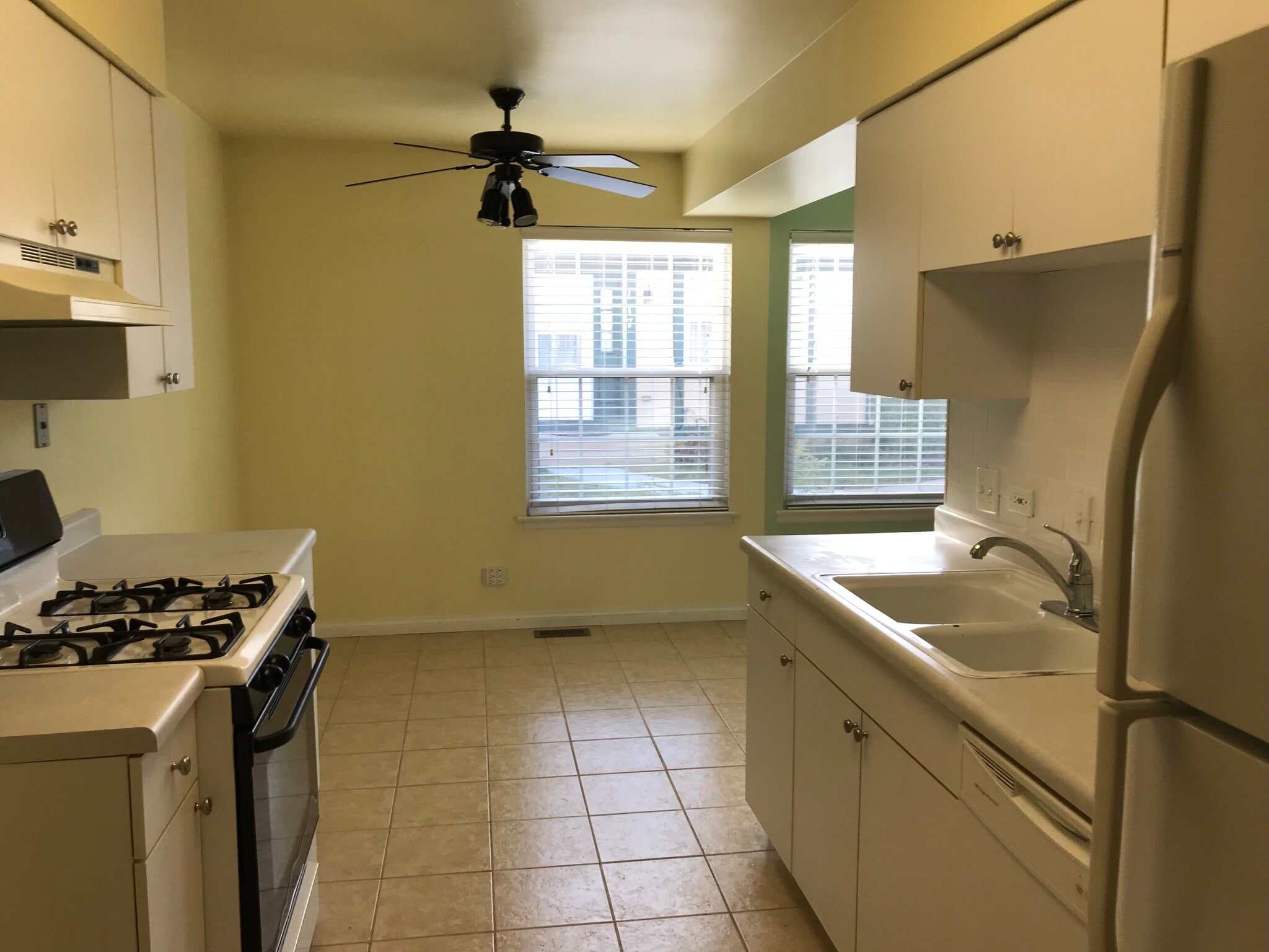 Building Photo - 420 Tanglewood Ct
