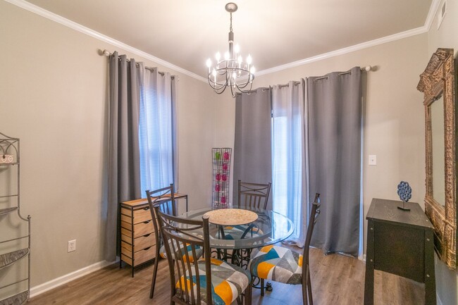 Building Photo - Beautifully Upgraded Furnished 3-Bedroom H...