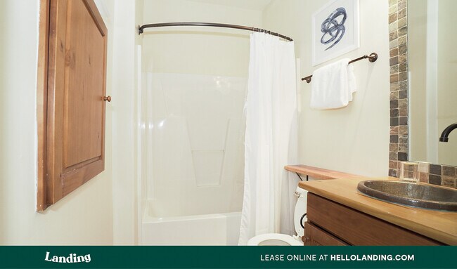 Building Photo - 316 King St