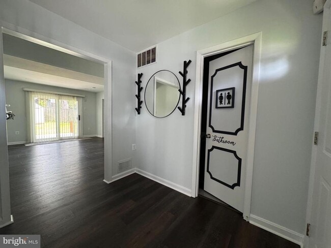 Building Photo - 1717 Fallsway Dr