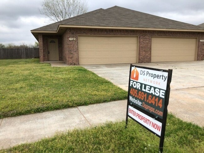 Building Photo - $200 off your move in by May 15th! Located in Edgewood Manor and in Mustang School District!, Nea...