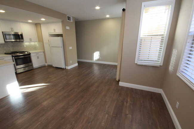 Building Photo - Stunning 2 Bedroom/2.5 Bath Townhouse