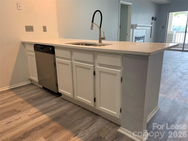 Building Photo - 912 Southwest Dr