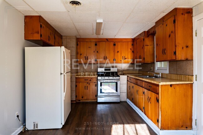 Building Photo - **Reduced Price** Adorable 3 Bedroom/1 Bat...