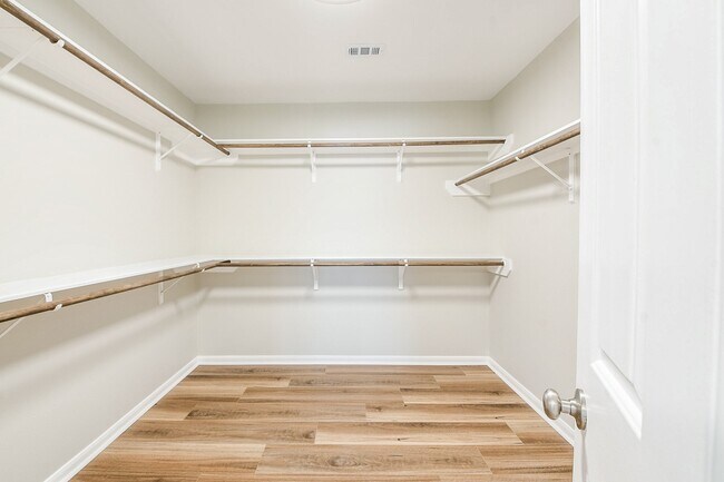 Building Photo - 815 Robins Way