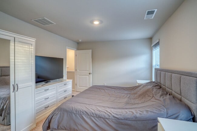 Building Photo - 124 Currant Cir