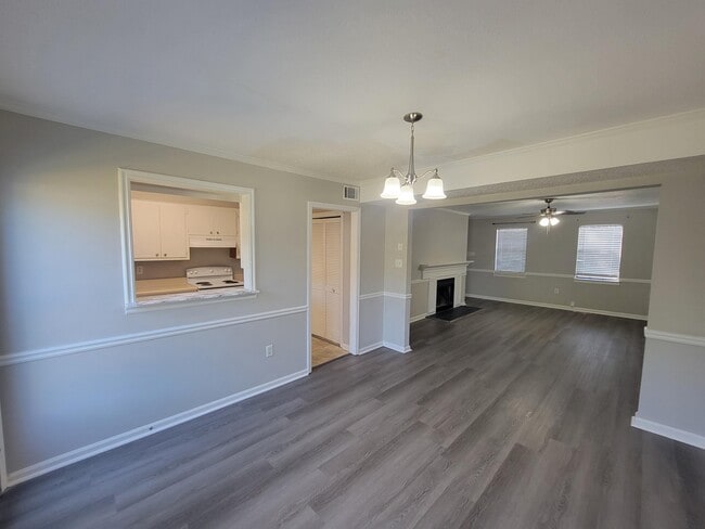 Building Photo - 3921 Miramar Dr Ext
