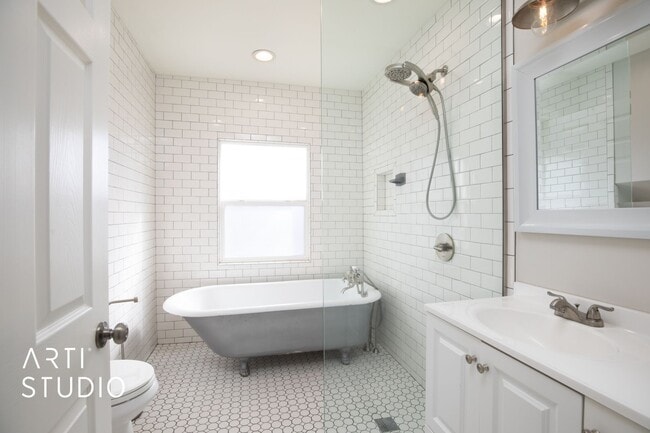 Building Photo - 4 Bed 2 Bath Salt Lake Home For Rent!