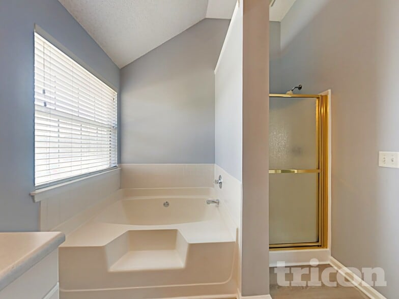 Building Photo - 1100 Village Oaks