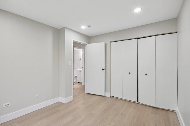 Building Photo - 226 Shorewood Dr