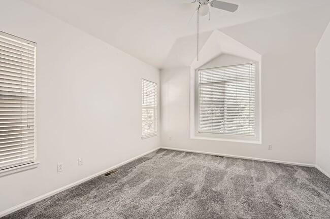 Building Photo - Evolve Real Estate: Spacious 2 Bedroom + L...