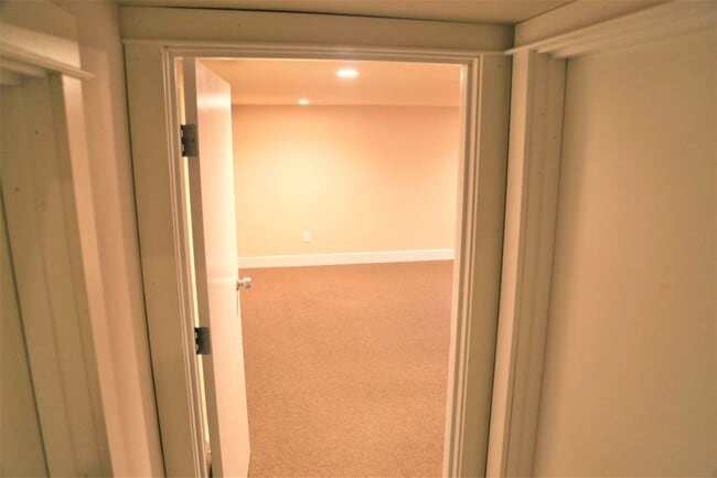 Building Photo - 4 bed/2 bath 1000 feet From Monroe