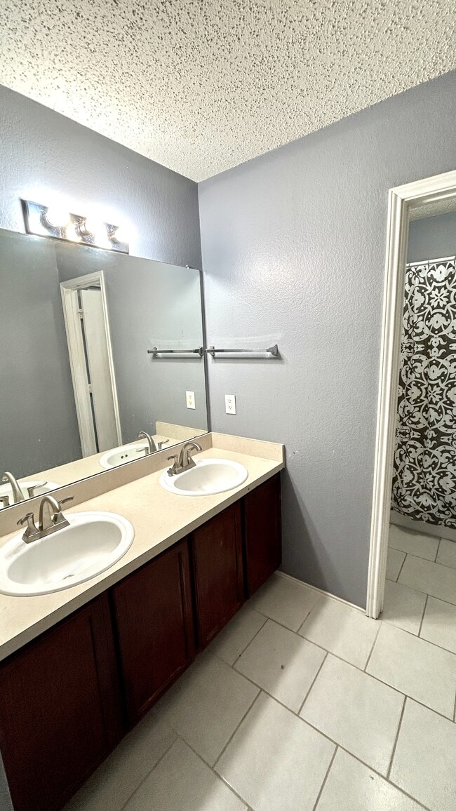 Building Photo - 111 Quail Run Dr