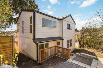 Building Photo - 3Bd/3Ba Seattle Home