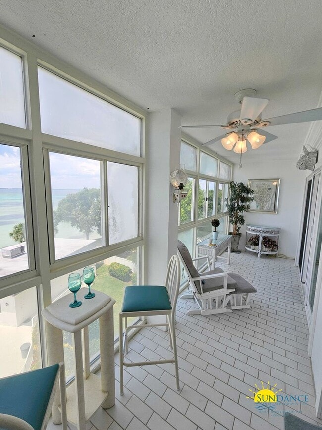 Building Photo - Spacious waterfront furnished condo in Des...