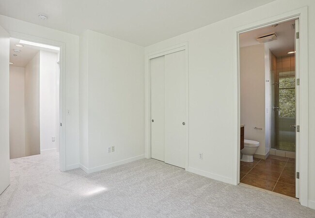 Building Photo - Riverfront Location, Luxury Townhome - End Corner Unit, Two En-Suites, Attached Garage