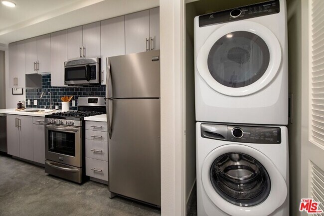 Building Photo - 1120 W 6th St