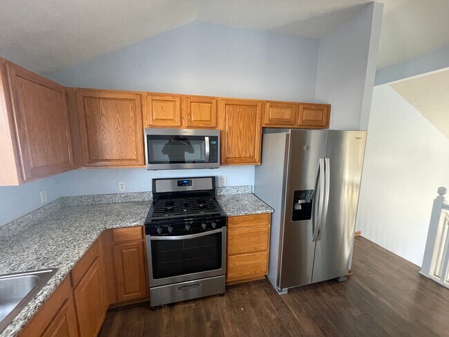 Building Photo - Spacious Home!!