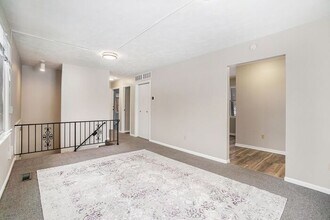 Building Photo - Unique Upper Floor Two Bedroom Flat $1099