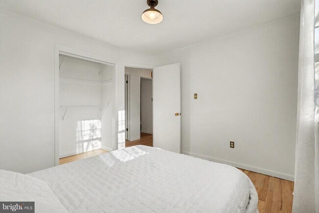 Building Photo - 8 Midland Ct