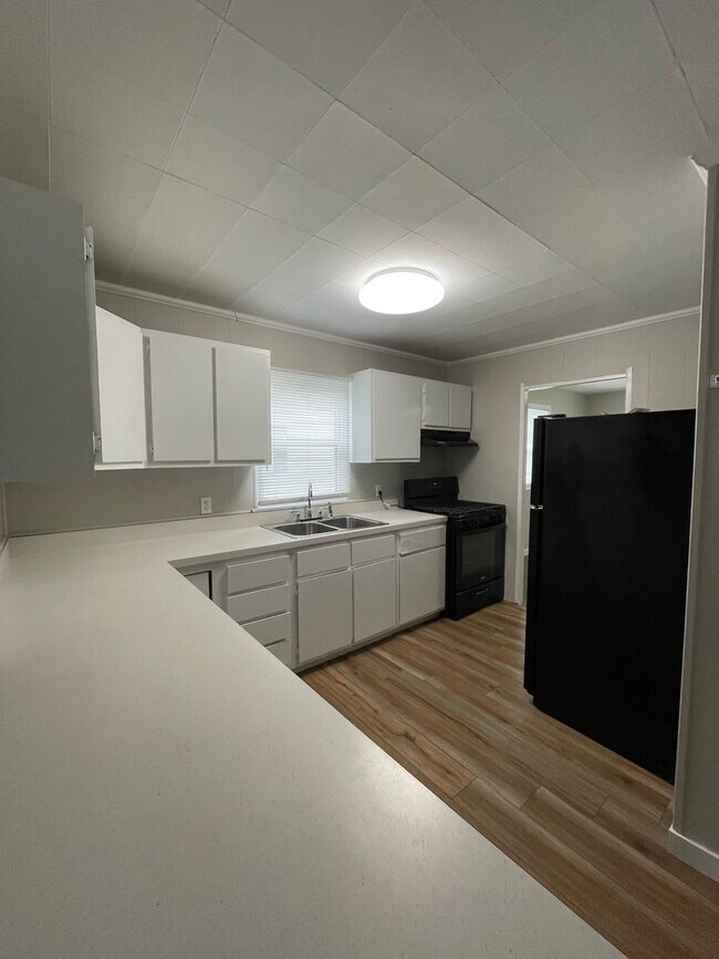 Building Photo - 2142 Ulen Ln