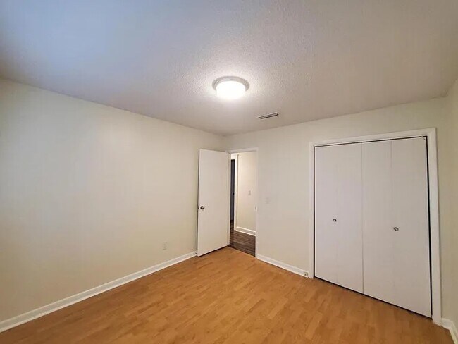 Building Photo - 504 Robin Ln