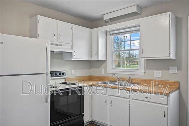 Building Photo - 525 Woods Dr