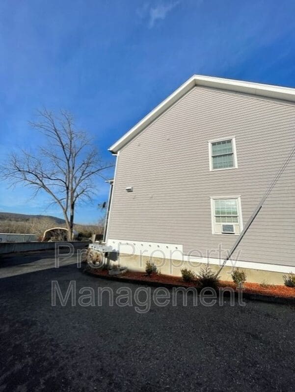 Building Photo - 129 Railroad St