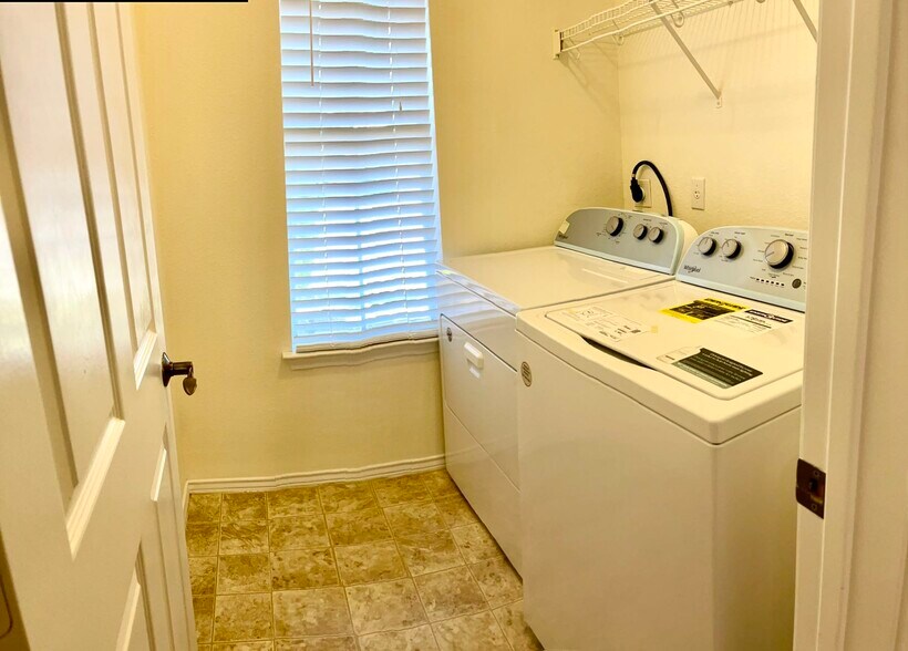 Building Photo - 1004 Sweet Melissa Dr