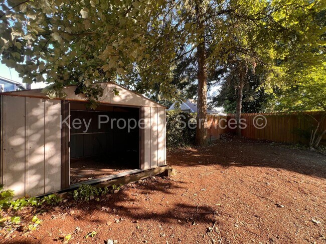 Building Photo - Renovated Longview Cottage with Huge Yard!