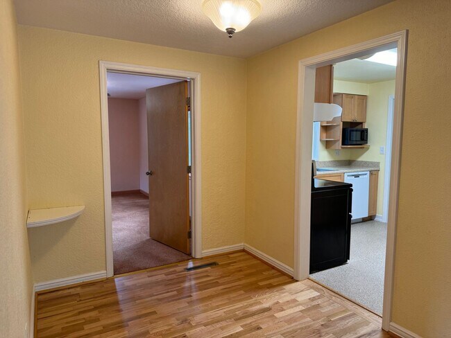 Building Photo - 4 bedroom 2 bathroom home in a great neighborhood!