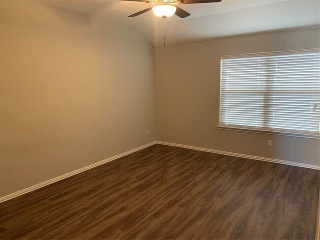 Building Photo - 604 Savanna Dr
