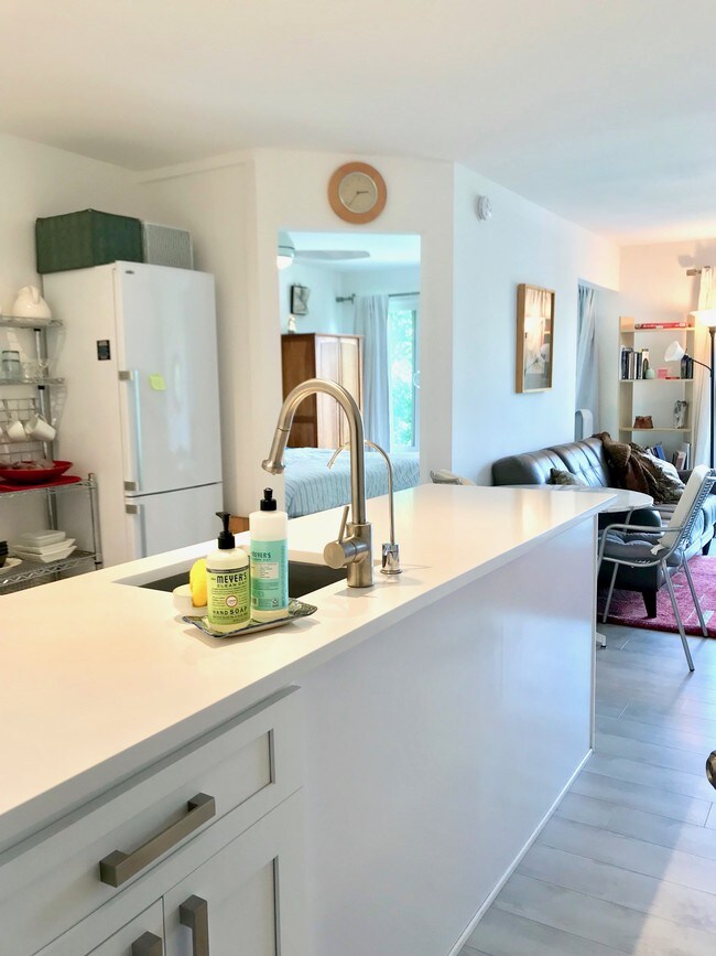 Building Photo - 1319 Alpine Ave