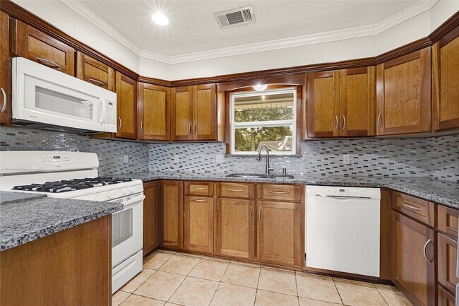 Building Photo - 9927 Southport Dr