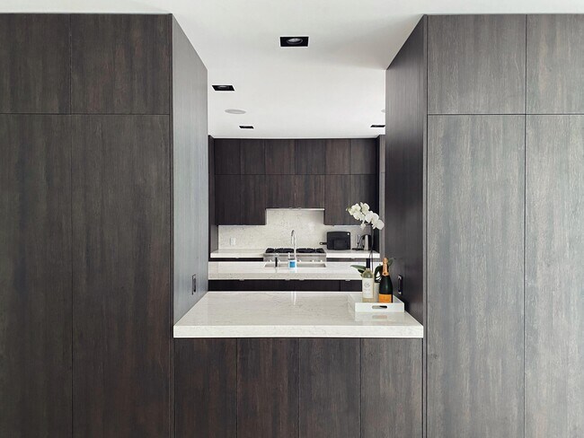 Building Photo - 243 Venetian Dr