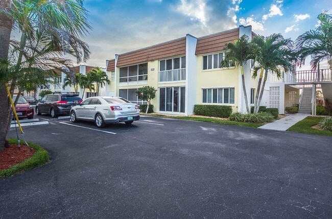 Building Photo - 1315 Bayshore Dr