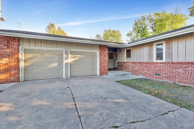 Building Photo - Coming available in February!