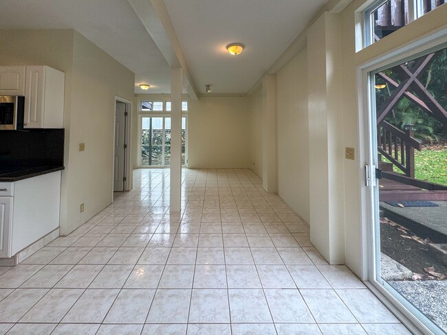 Building Photo - STUDIO/1BA/2PKG. High Ceilings, Shared Yar...