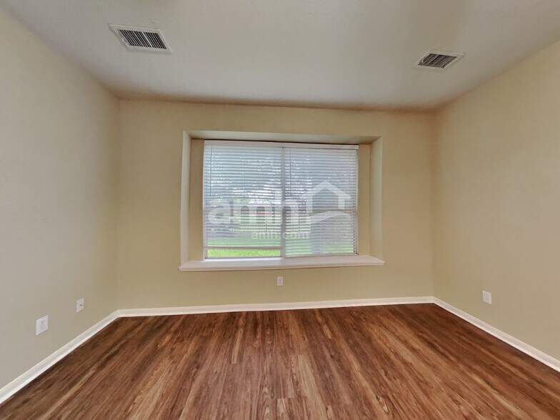 Building Photo - 1627 Buckingham Dr