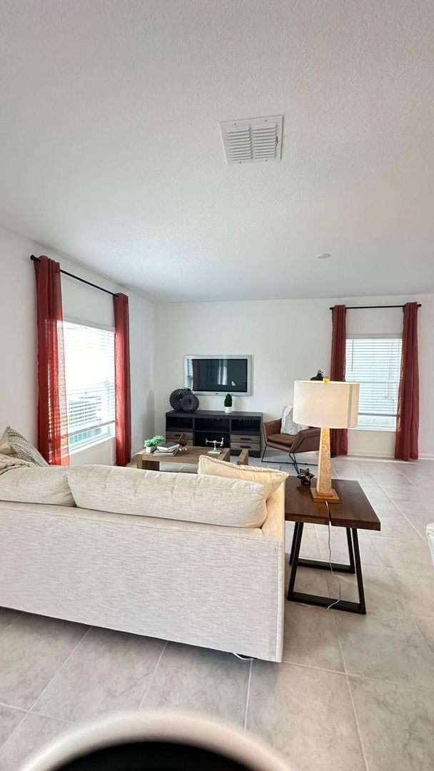 Building Photo - Bright & Open 4 Bed, 2 Bath Residence in Davenport!