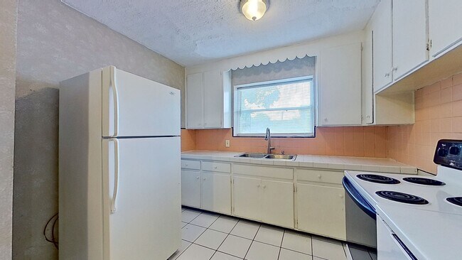 Building Photo - 828 Acosta St