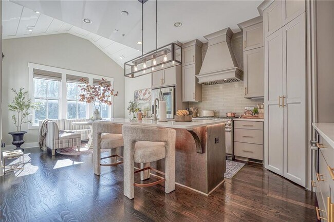 Building Photo - 984 Memorial Walk SE