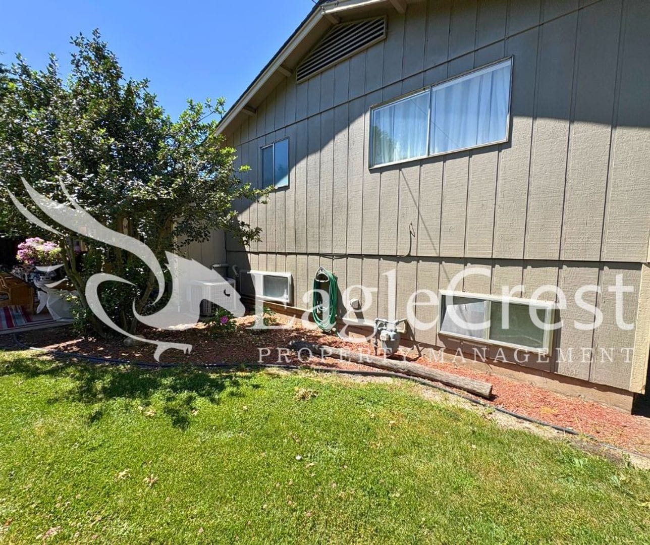 Building Photo - 3 Bedroom 2 Bathroom Single Family Home With Great Outdoor Space!!