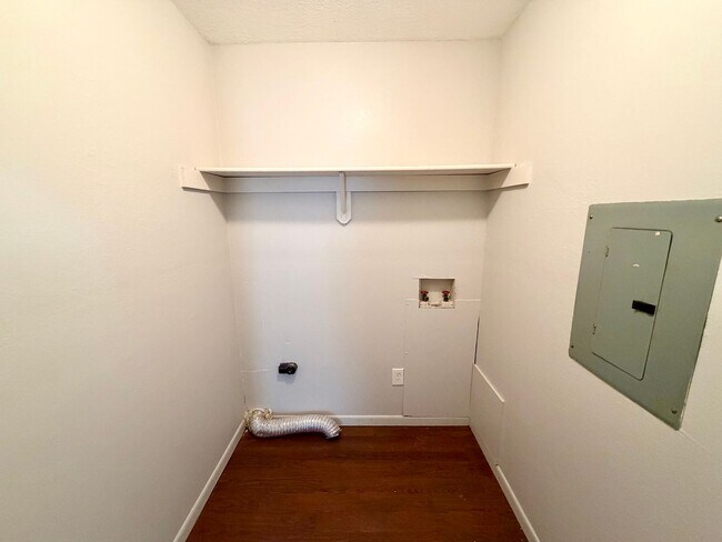 Building Photo - 3447 Pewitt Dr