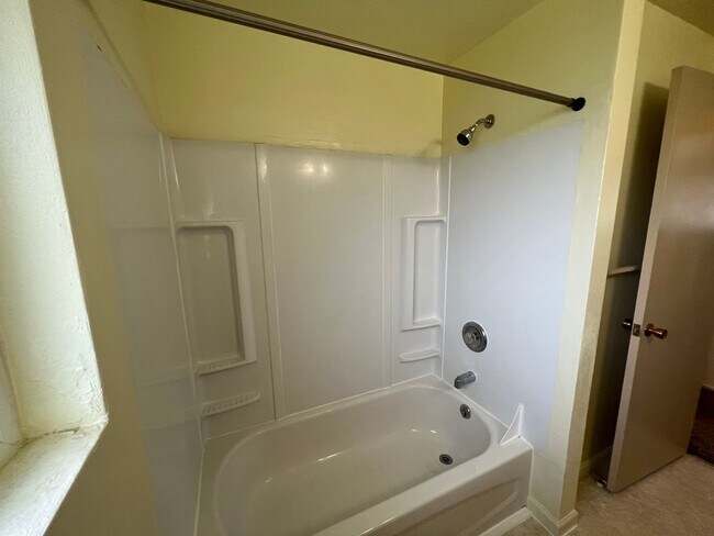 Building Photo - Solid 2 bedroom 1 bath duplex with garage!