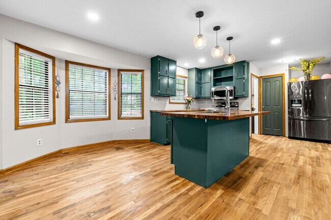 Building Photo - Fully Renovated Three Bedroom in the heart of Stockbridge!