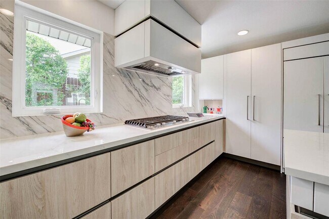 Building Photo - 2907 Fontana Dr