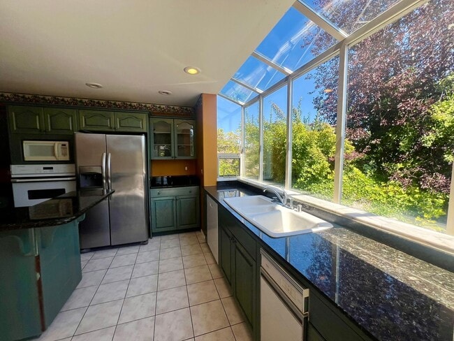 Building Photo - 5 Bedroom in Gated Birch Bay Community!