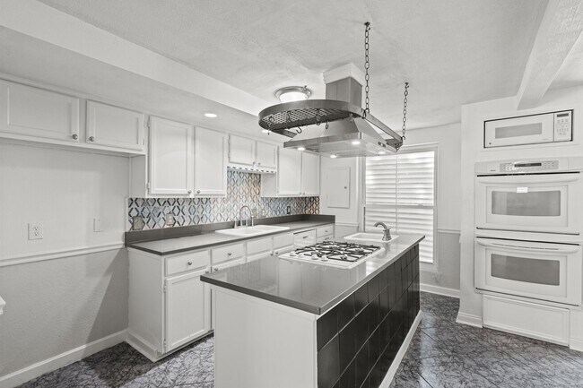 Building Photo - 611 Church St